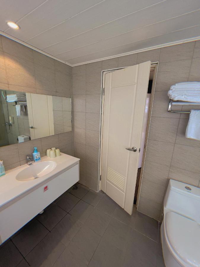 Breeze And Waves Hostel Jinning ภายนอก รูปภาพ